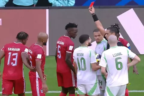 بطرد آدم وناس.. أمين عمر يسجل أول ظهور لحكم مصري في بطولة كأس العرب 2025 (فيديو)